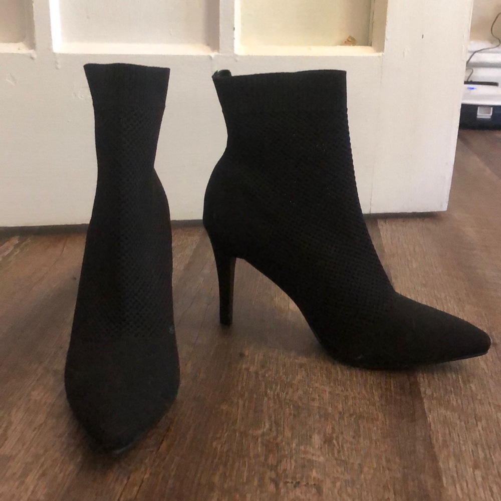Stretchy ankle boot, size 9.
